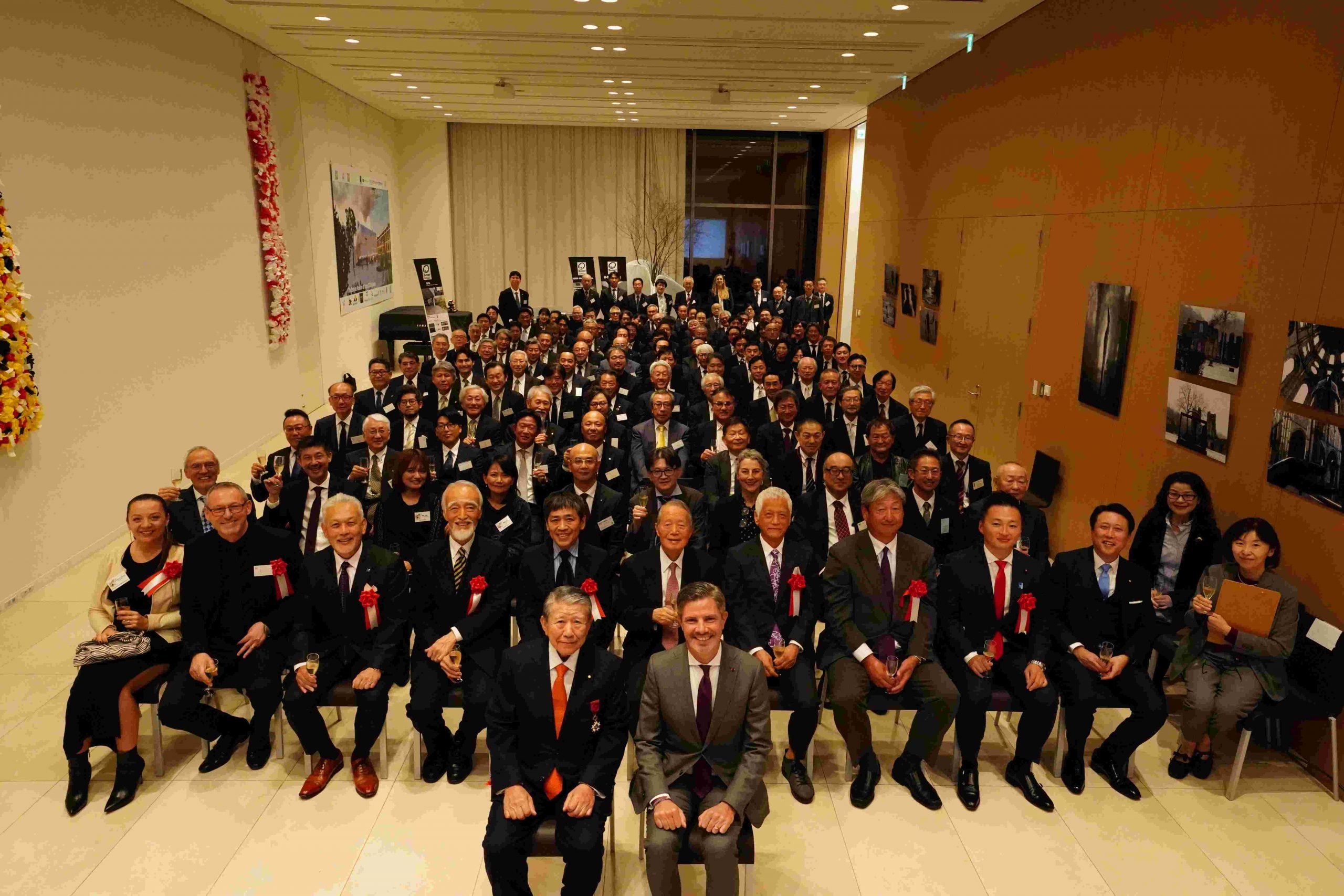 弊社会長がベルギー王国より「王冠勲章オフィシエ章」を受章｜お知らせ