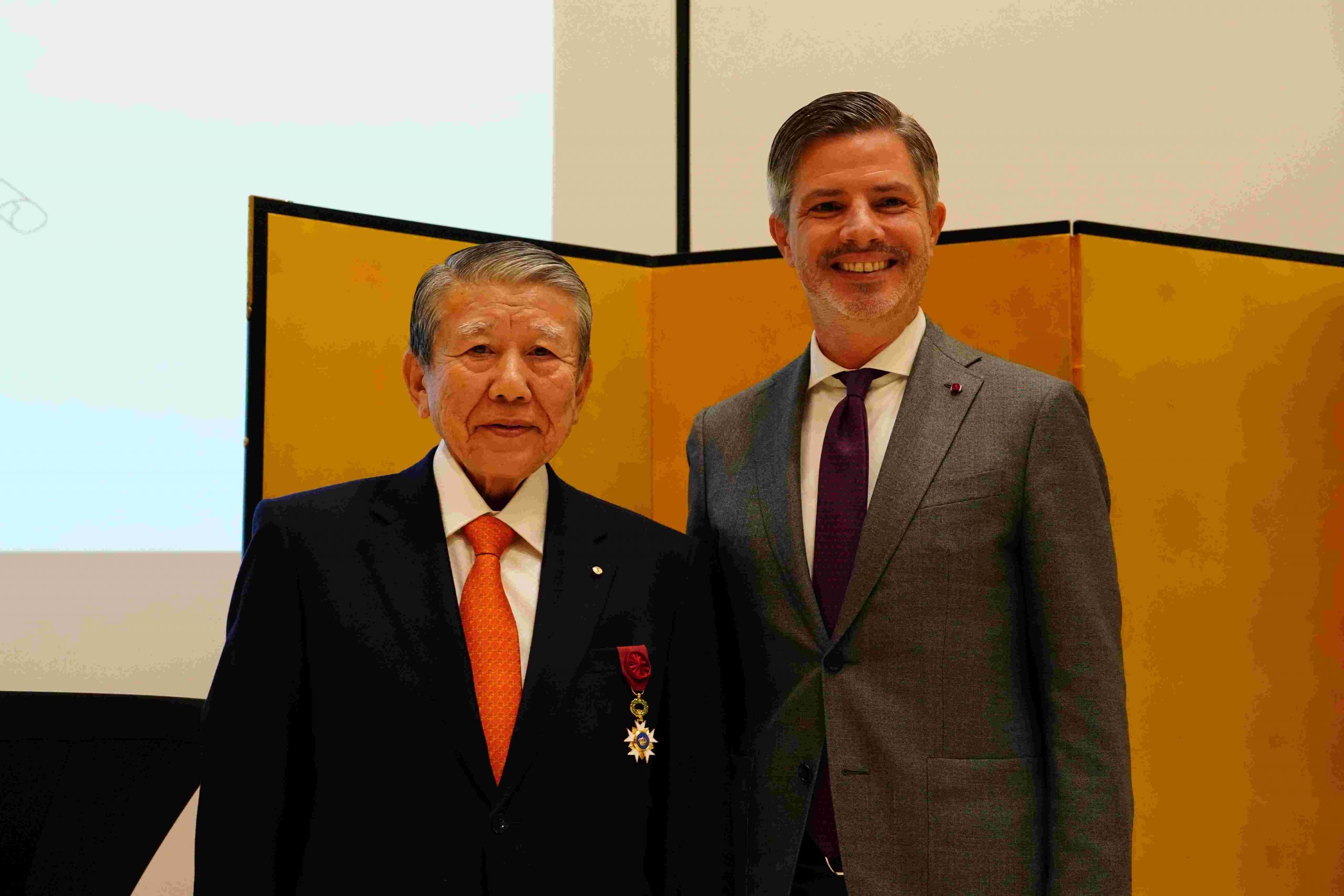 弊社会長がベルギー王国より「王冠勲章オフィシエ章」を受章｜お知らせ